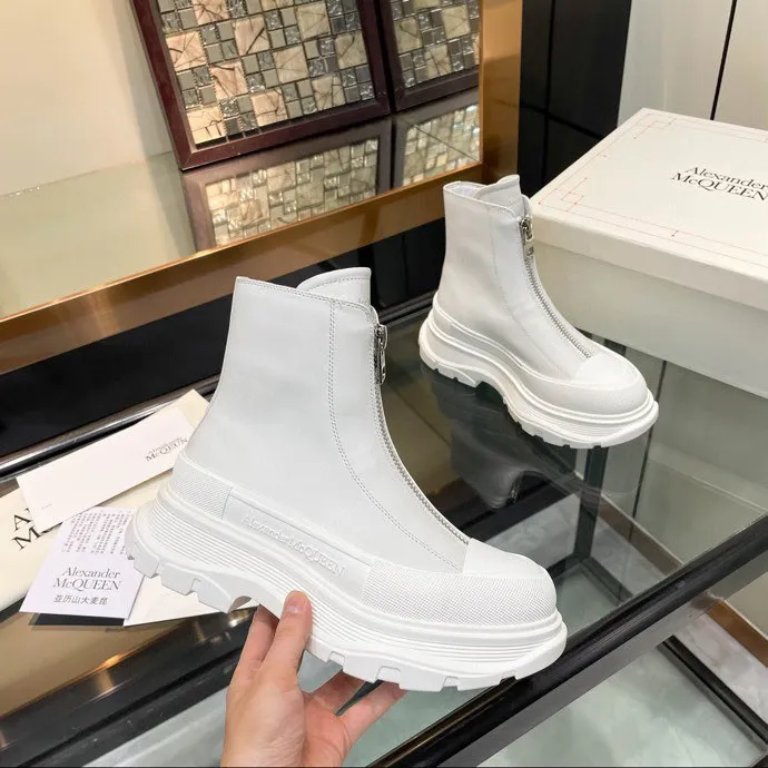 👟👟Ex-factory price 620👟👟 Men +10 🔥4050 McQueen’s new popular women’s boots and couple shoes🔥 Original 1:1 replica, the highest version! AIexanderMcQUEEN✅ products have been certified, endorsed by many celebrities such as Guli Nazha, Wu Lei, and Internet celebrity bloggers, and have fashion models on the T stage of Milan Fashion Week! Front zipper design, easy to wear, 6 cm heel height, comfortable to wear and heighten your legs, fabric: top grain calfskin/ lining: imported sheepskin feet: imported sheepskin, women's size 35-40 (40 must be customized). Men's size 39-45 (45 must be customized). Color: black/white, all black, off-white. Packaging: Matching counter packaging certificate pure cotton bag.